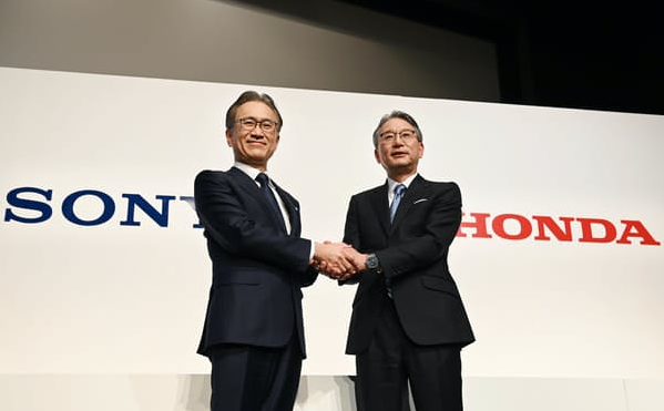 소니 그룹의 요시다 켄이치로 회장 겸 사장(왼쪽)과 혼다의 미베 토시히로 사장(오른쪽)
